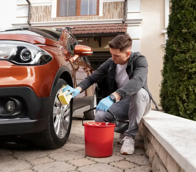 Lavage auto à domicile Péchabou : professionnel intervenant sur un véhicule